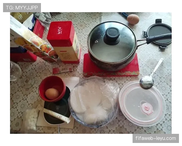 施洋家的冰箱里只放蛋白粉和冰块，连瓶可乐都嫌多余